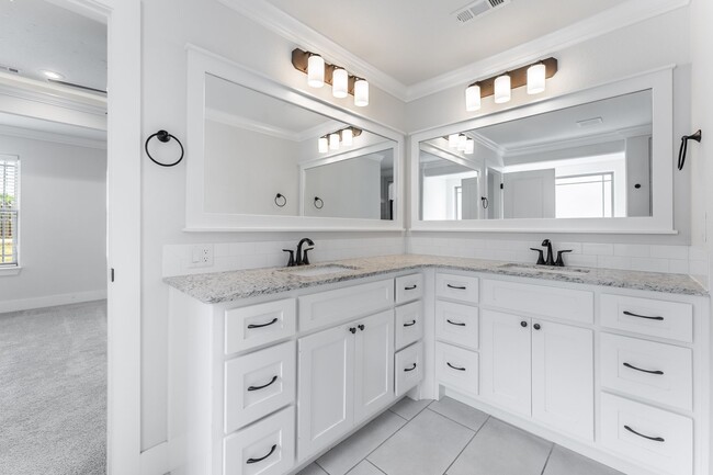 Building Photo - 1100 Huntleigh Dr