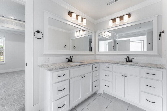 Building Photo - Luxury Living in Bentonville: Modern 4 Bed, 3 Bath Home with Fenced Yard