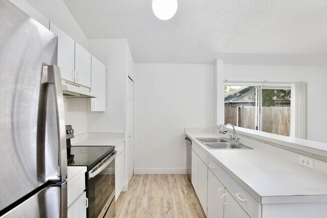 Building Photo - Beautiful 3/2 Home Recently Remodeled with...
