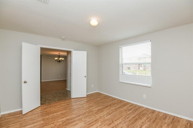 Building Photo - 1000 Bumble Bee Dr