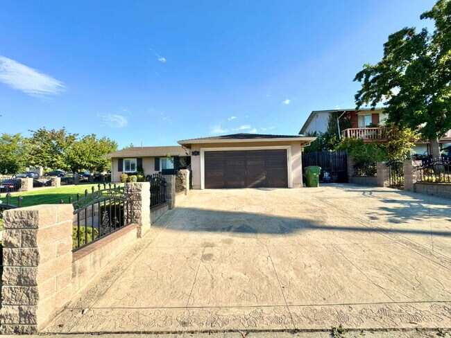 Building Photo - Large Evergreen Home with Solar & Community Pool