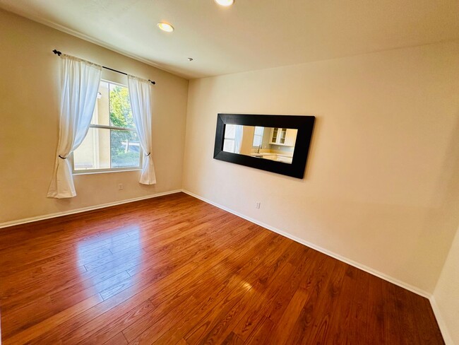 Building Photo - Luxury Tri-Level Townhome 2bd 2.5bth w Bon...