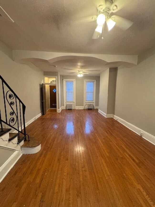 Building Photo - Looking for spacious house check this one out.