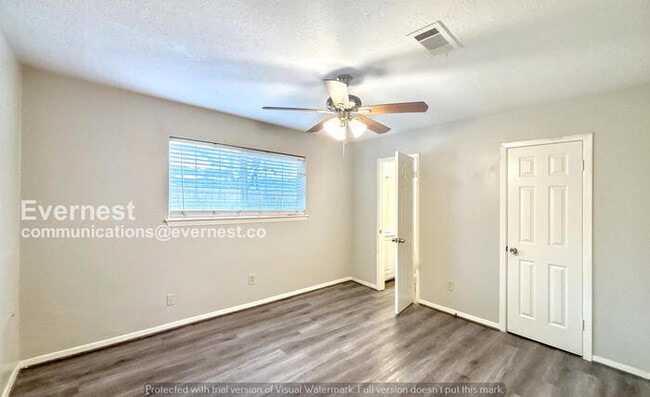 Building Photo - 3 Bed, 1.5 Bath Home with Garage & Fenced Yard / Pet-Friendly / Coming Soon!