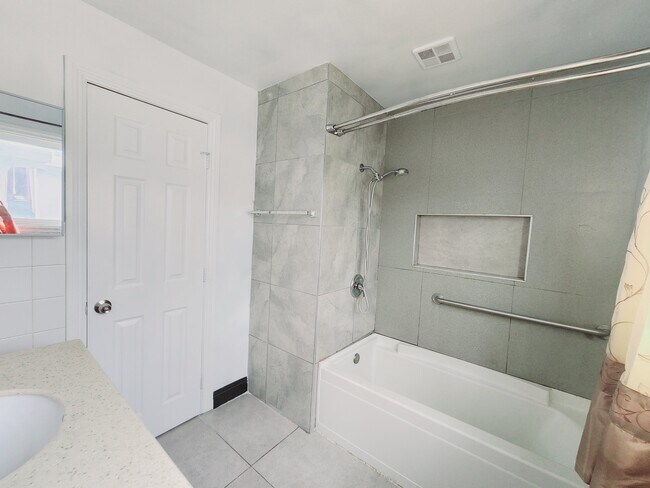 Upstairs Full Bathroom - 2162 W Brownwood Ave