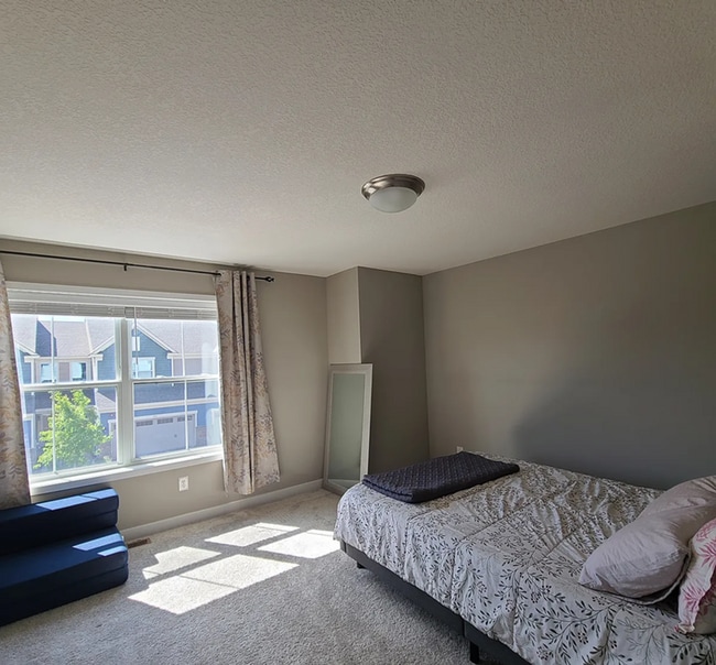 Building Photo - Beautiful 4bed 3.5bath End Unit Townhome With Walk-Out Basement!