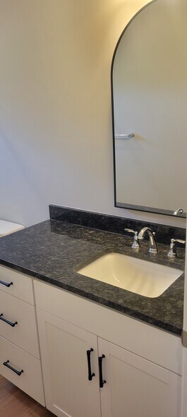 Building Photo - 905 W Chestnut Ext