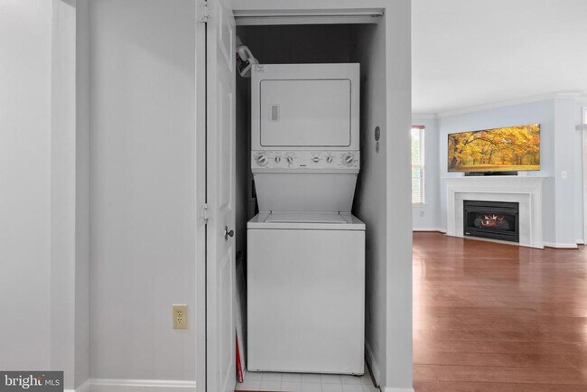 Building Photo - 4950 Brenman Park Dr