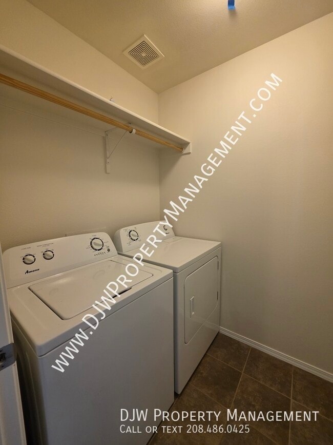 Building Photo - 614 S Grey Pine Ln