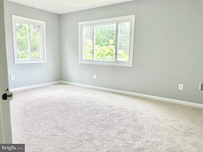 Building Photo - 1009 Kings Ct