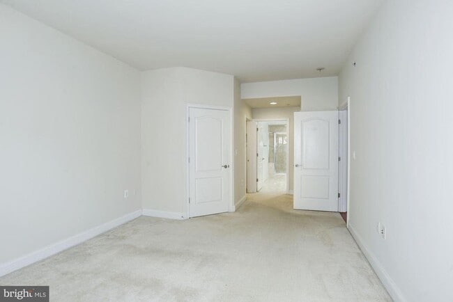 Building Photo - 320 S West St