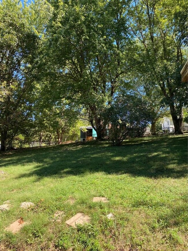 Building Photo - 2 bed/1 bath house for rent