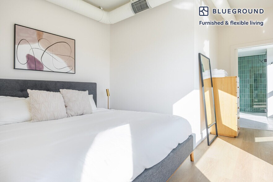 Building Photo - 611 N Virgil Ave