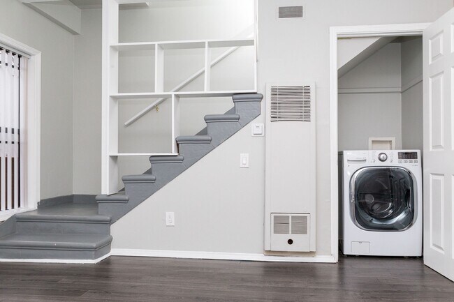 Building Photo - Townhome style apartments in up-and-coming...