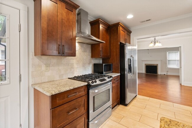 Building Photo - 2130 Chesterfield Ave