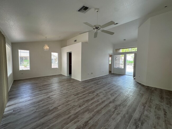 Building Photo - 2 Bedroom 2 Bathroom Sun City Summerlin To...