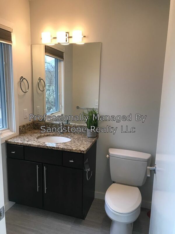 Building Photo - Little Italy TownHouse