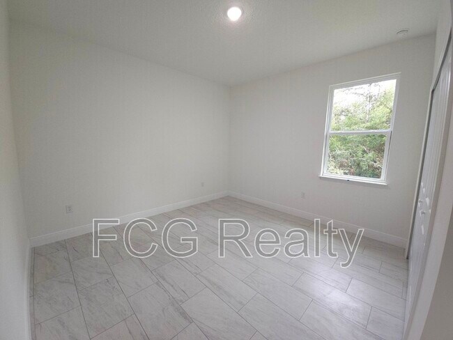Building Photo - 7968 N Hillview Cir
