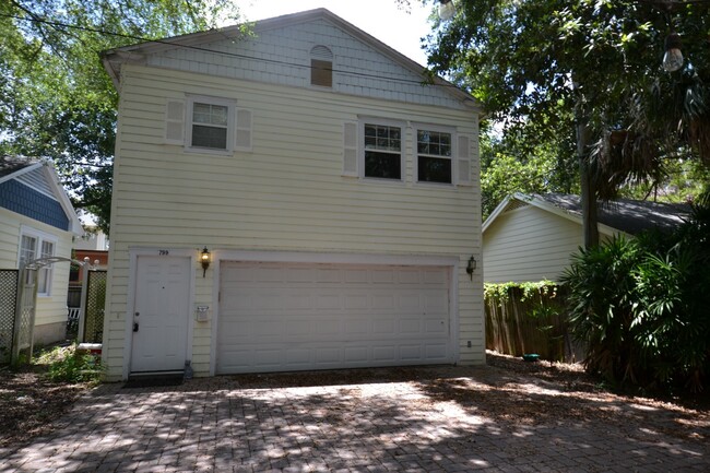 Building Photo - 4 BR Home only 2 blocks from Lake Eola Par...