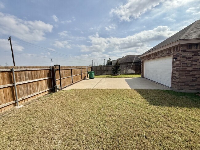Building Photo - 1200 W Park Dr