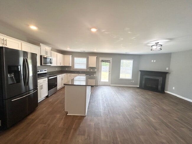 Building Photo - LARGE 4 BEDROOM IN NORTHEAST'S SPRING HAVE...