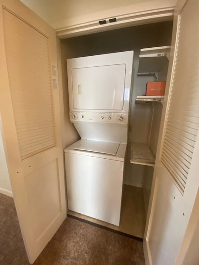 Building Photo - Cozy Monterey Home!