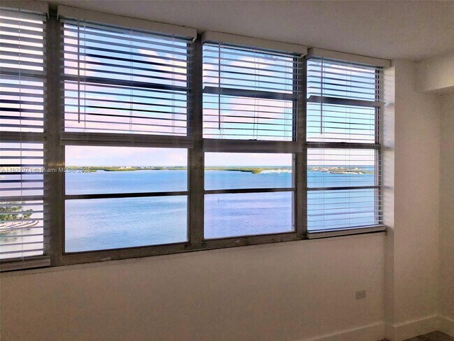 Building Photo - 905 Brickell Bay Dr