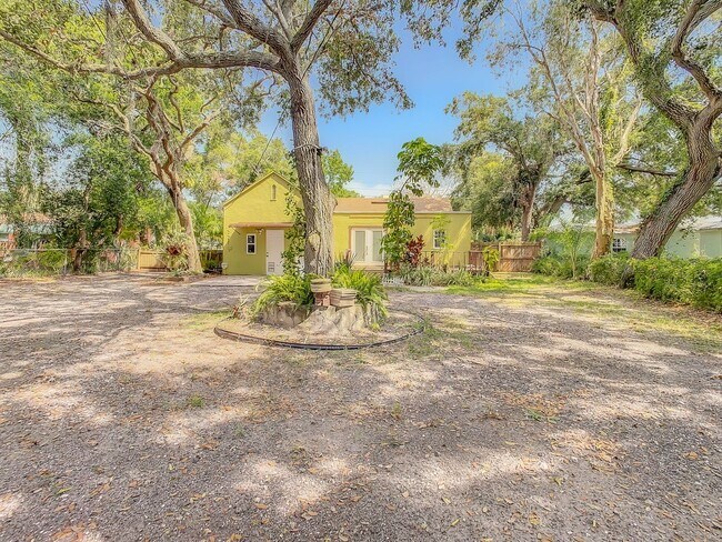 Building Photo - Charming Three bedroom one bath with huge backyard