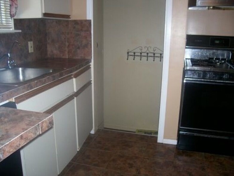 Fully Furnished Kitchen - 11742 Beaconsfield St