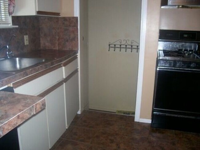 Fully Furnished Kitchen - 11742 Beaconsfield St