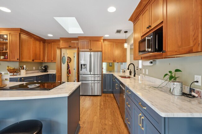 Building Photo - Everything included in rent price!! All ut...
