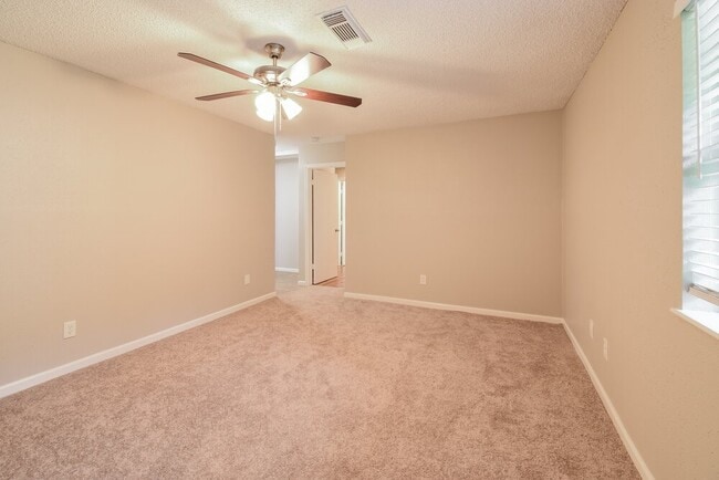 Building Photo - 3824 Evergreen Dr