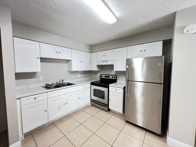 Building Photo - Beautifully Renovated 2 Bedroom, 1 Bathroom Home in Prime Ocala Location! Lawn Care Included!