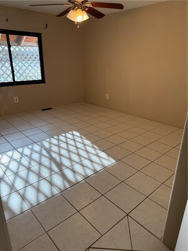 Building Photo - 4060 La Mesa Rd