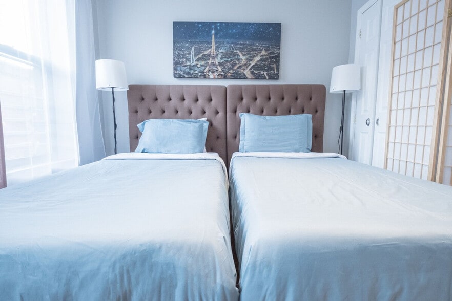 Building Photo - 301 E 104th St