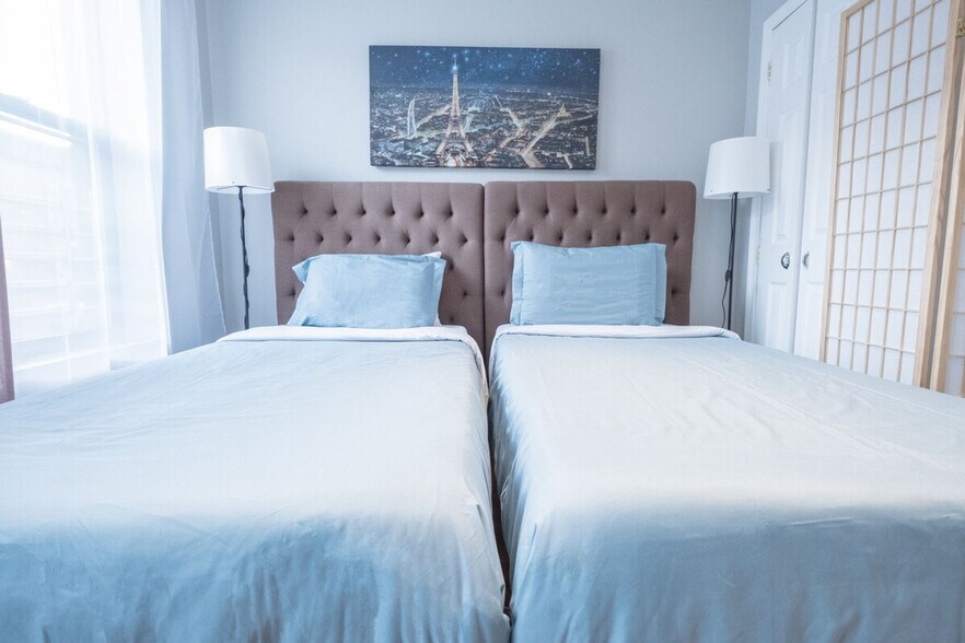 Building Photo - 305 E 104th St