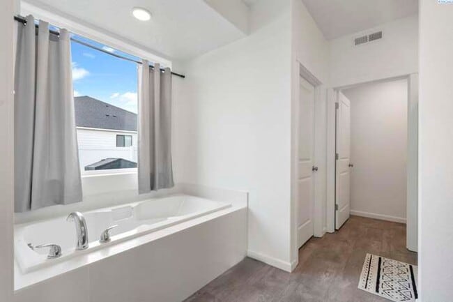 Building Photo - 308 Ruby Ave