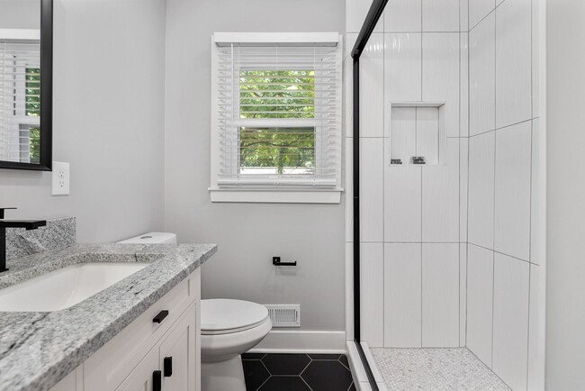 Building Photo - Awesome Renovated OP House