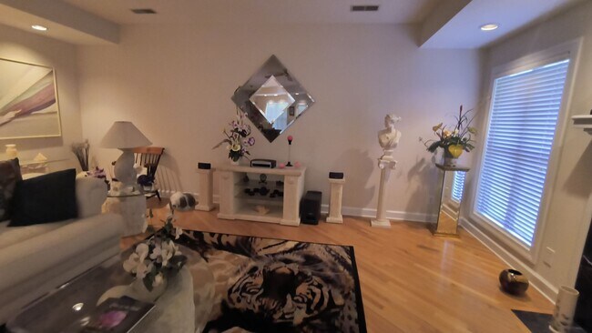 Building Photo - 423 Brightwood Dr