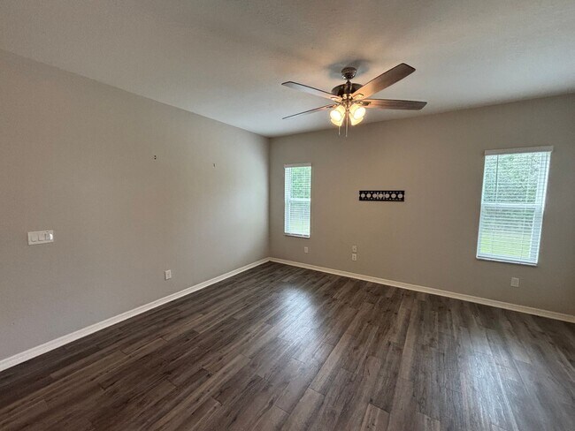 Building Photo - 4 bedroom / 3 bath in great neighborhood - WON'T LAST!