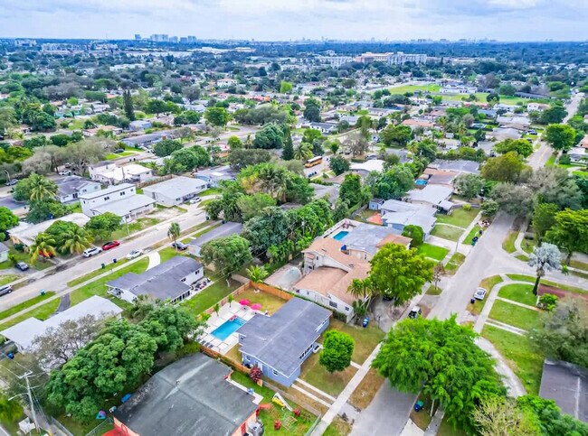 Building Photo - 17621 NE 7th Ave