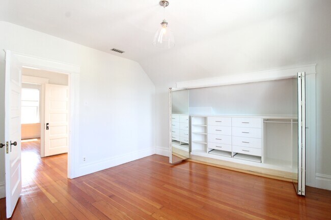Building Photo - Noe Valley: Renovated Top Floor 2-Story Ap...