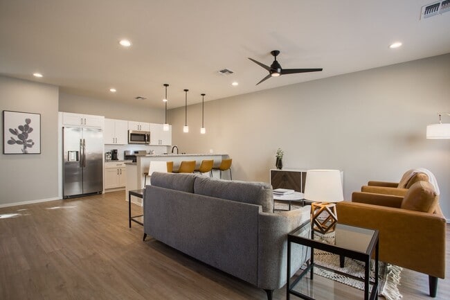 Building Photo - Newer Townhome in Downtown Albuquerque