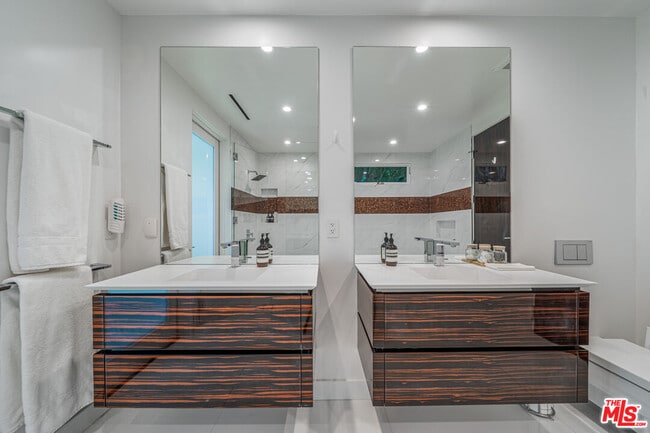 Building Photo - 511 N Rexford Dr