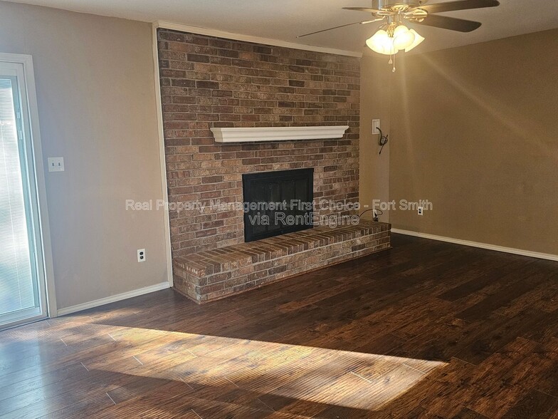 Building Photo - 306 Elfen Glen St