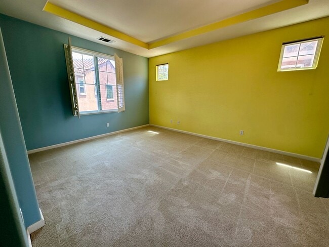 Building Photo - LUXURY HOME WITH BEAUTIFUL FINISHES CENTRA...