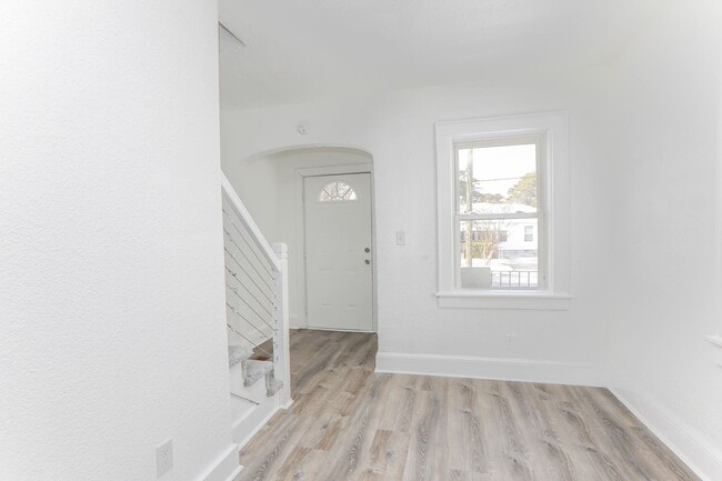 Building Photo - Beautiful Cape Cod Style home for Rent!  BONUS MILITARY / FIRST RESPONDER DISCOUNT!