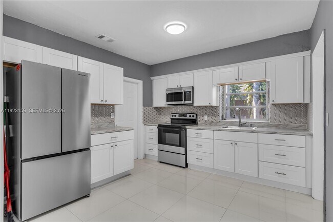 Building Photo - 2221 SW 13th St