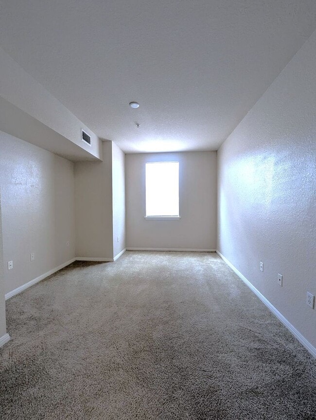 Building Photo - 1x1 Bright and spacious, convenient 1st floor unit