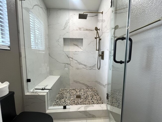 Building Photo - 4 bedroom, 2.5 bathroom home in a gated Riverside community!